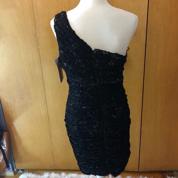 Beautiful gown - Picture 3 of 4